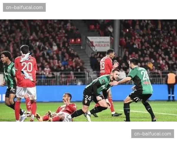 官方：里昂后卫洛夫伦因累计黄牌停赛，将缺席对阵朗斯的焦点战。