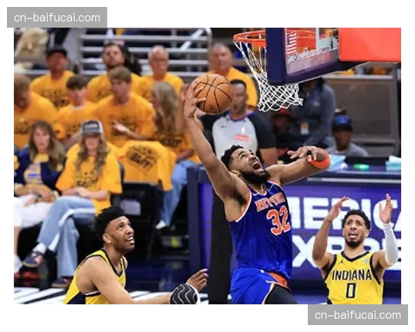 关键时刻:爱德华兹突破分球失误,但唐斯抢到篮板造成犯规,源于成功的边线球战术铺垫。 关键时刻:爱德华兹突破分球失误,但唐斯抢到篮板造成犯规,源于成功的边线球战术铺垫。