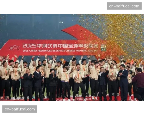 终场哨响，上海队员相拥庆祝提前锁定常规赛冠军